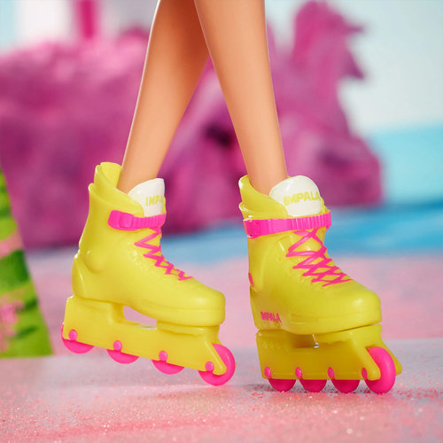 Mattel Barbie The Movie Collectible Doll, Margot Robbie As Barbie in Inline Skating Outfit - Image 7