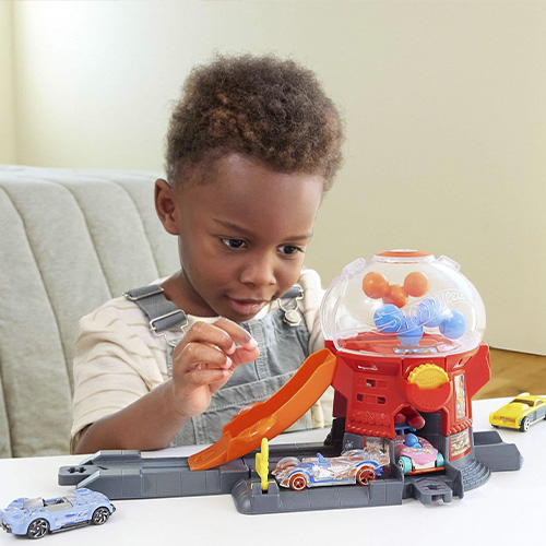 Hot Wheels Downtown Candy Shop Playset & 1:64 Scale Die-Cast Toy Car, Speed Snap Track - Image 5