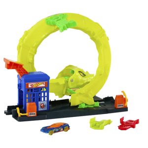 Hot Wheels Snake Spiral Attack Playset With 1:64 Scale Die-Cast Toy Car & Speed Snap Track