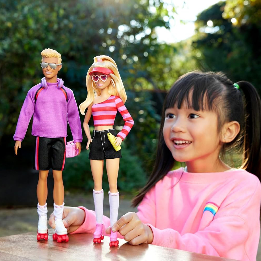 Mattel Barbie Fashionistas 2 Doll & 6 Accessories Set, Roller-Skating Theme, 65th Anniversary - Image 6